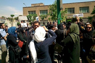 Protests continue in Tehran over April 17th vicious raid into ward 350 of Evin Prison