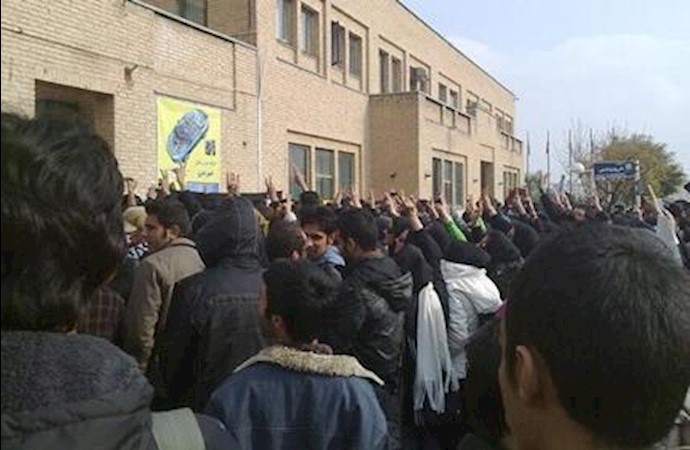Iran: Ghazvin university students stage protest rally
