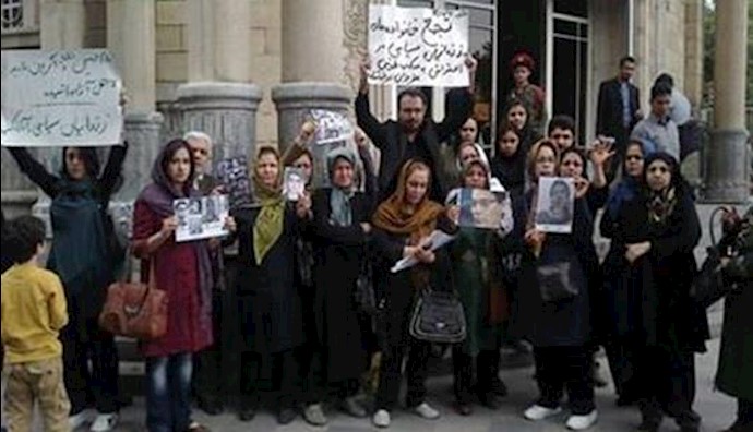  'Families of Evin Pol prisoners protesting'