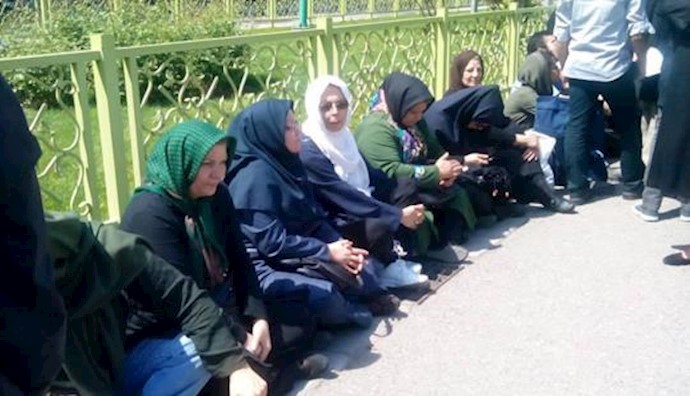  'Protesting families of Evin Prison ward 350 inmates in Tehran'
