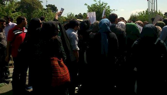  'Families of Evin Prison inmates protesting in Tehran'