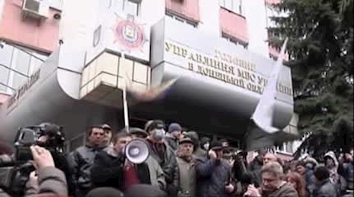 Fighting erupts in two east Ukraine towns: police chief