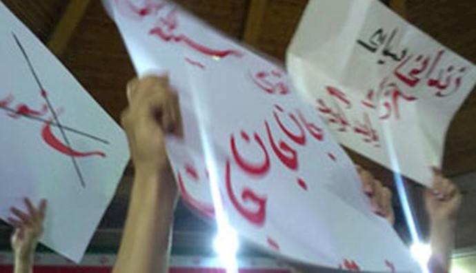 Iran: Protesting Tabriz Univ students chant anti-regime slogans