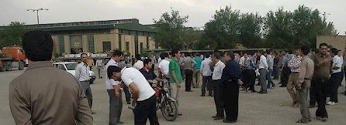 Protesting metal bazaar workers SW of Tehran march towards regime governor office