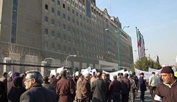 Iran: workers protesting in city southeast of Tehran
