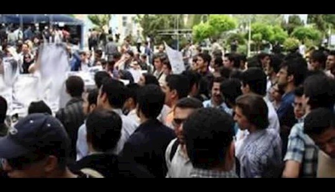 Iran: Isfahan Mohajer Tech University students protesting