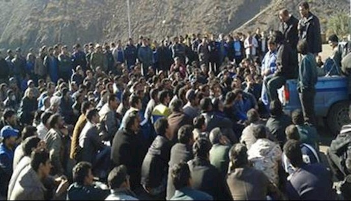 Iran: 5,000 Bofgh metal ore miners continuing protest gathering