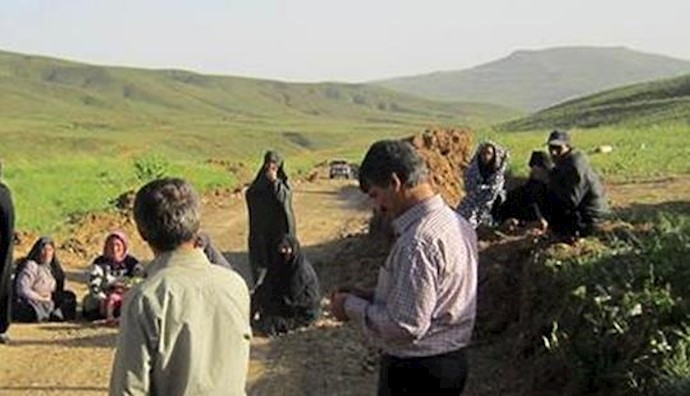 Iran: female villagers stage protest, block road in Takab