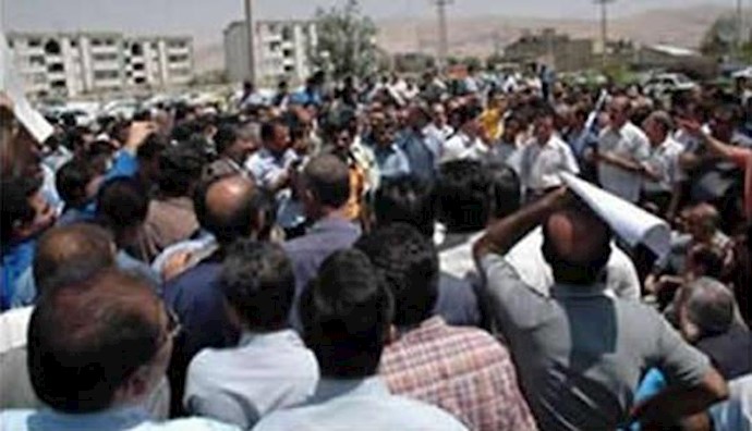 Iran: expelled workers of Mobarake Steel Complex hold protest gathering