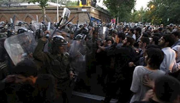Iran: paramilitary Bassij member beaten by youths in Tehran