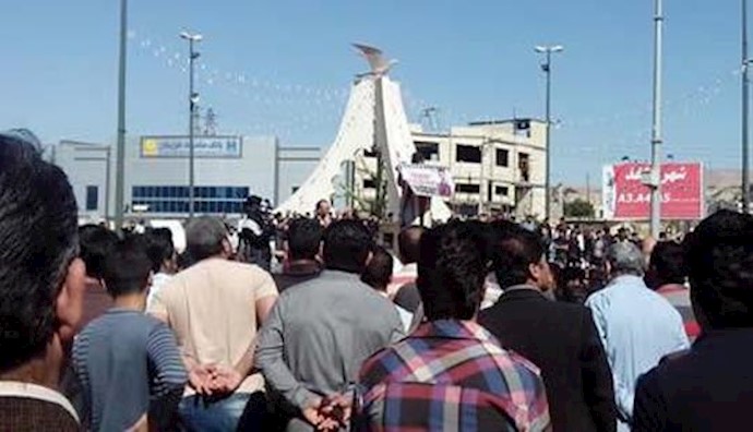 Workers hold protest gathering in Saman, south-central Iran