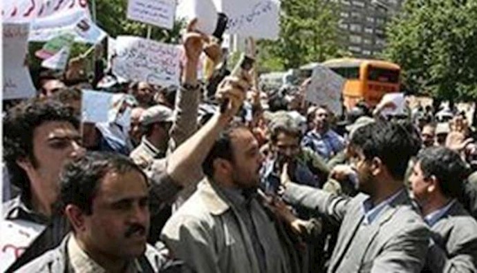 Tehran: residents of Resalat town hold protest gathering