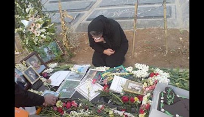 Iran: family of uprising martyr protest breaking of grave stone