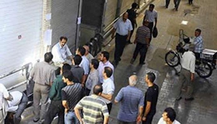 Isfahan textile retailers on strike protesting tax extortion