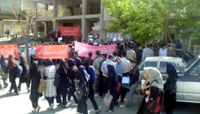 Iran: protest gathering in Tabriz before rail station