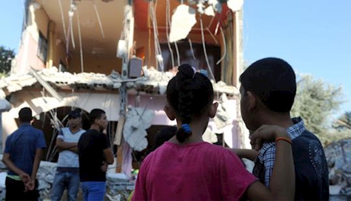  'Gaza residents viewing destruction'