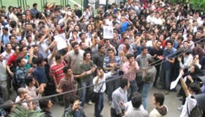 Iran: Tehran residents clash with repressive forces