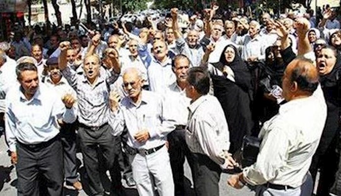Iran: retired steel workers protesting in Isfahan