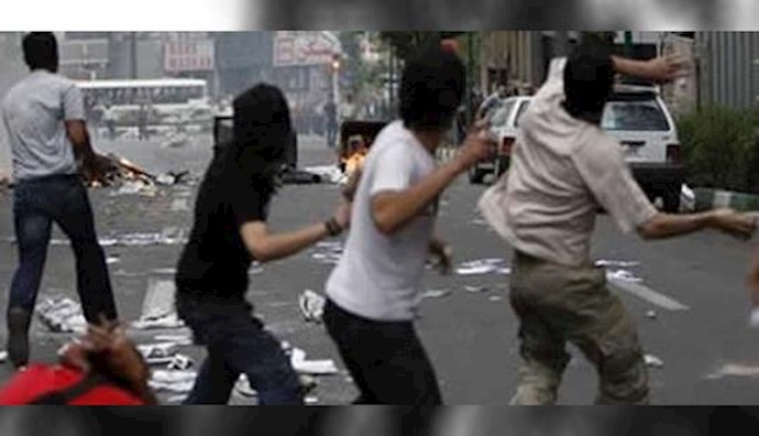 Iran – youth beating state police in city west of Tehran