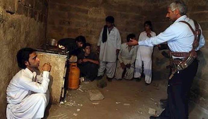 Iran: state police open fire on 2 Baluchis, cause severe burning