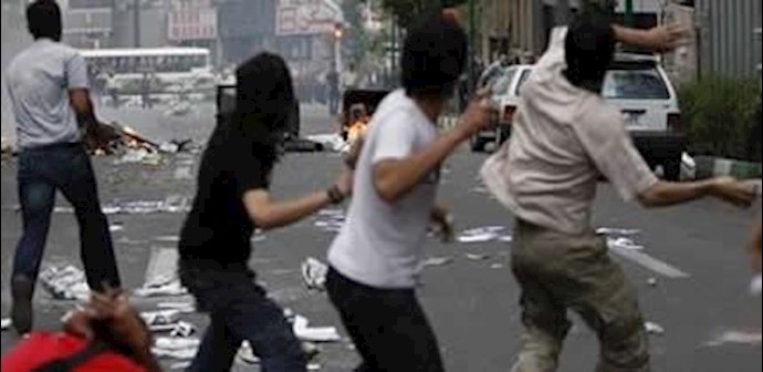 Iran: youths in the city of Mobarake killed a criminal mullah