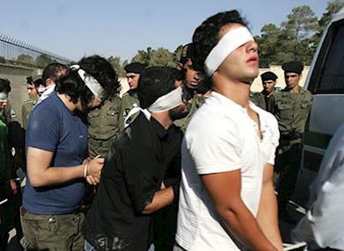 Youths attack IRGC vehicle in downtown Tehran