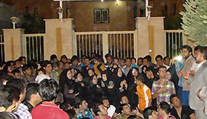 Iran: Thousands of miners protest jailing of their loved ones