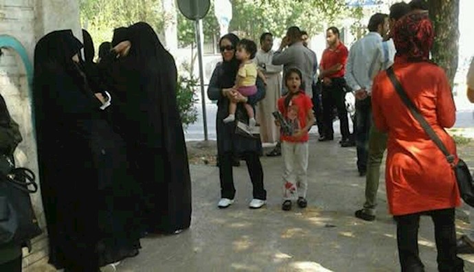 Iran: Youth protest the drying of Karoon River