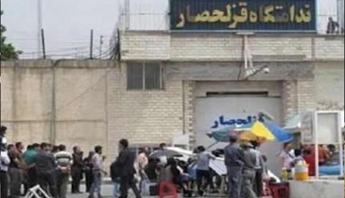 Iran: old mother protesting outside prison west of Tehran