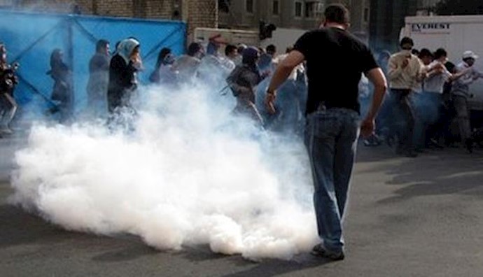Iran: tear gas fired on families of rioting prisoners