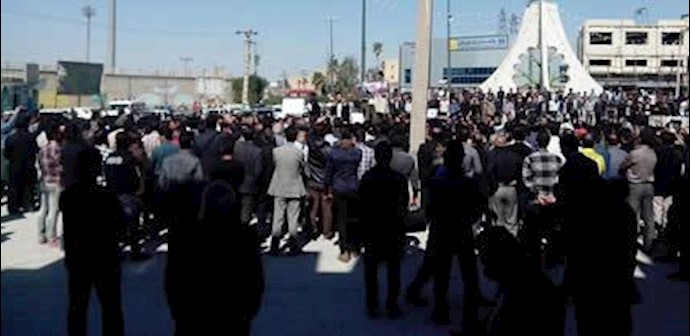 Title: Clashes between angry youths and state-backed militias in Atabak Street, Tehran