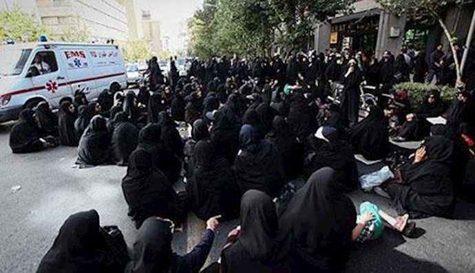 Iran: Teachers and students protest outside the Parliament