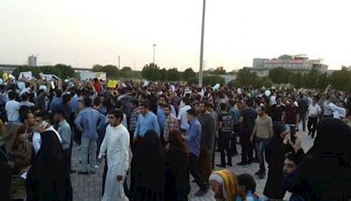 Iran: human chain in Ahvaz protesting rerouting of Karoon River waters