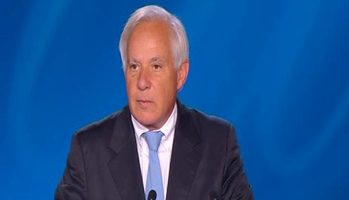  'Senator Robert Torricelli at the Paris conference'