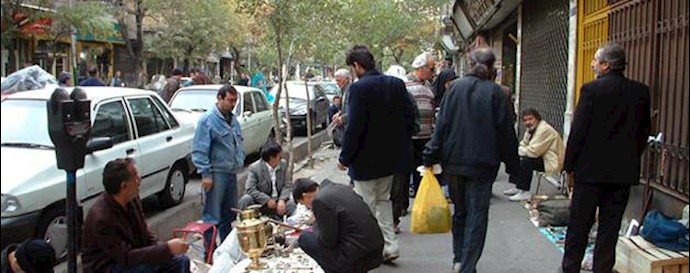 Tehran: people support a vendor after he clashes with police
