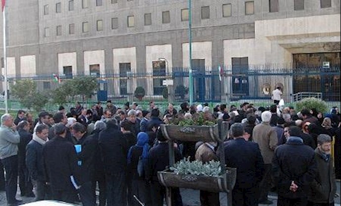 Iran: workers’ protest in front of Iran’s parliament