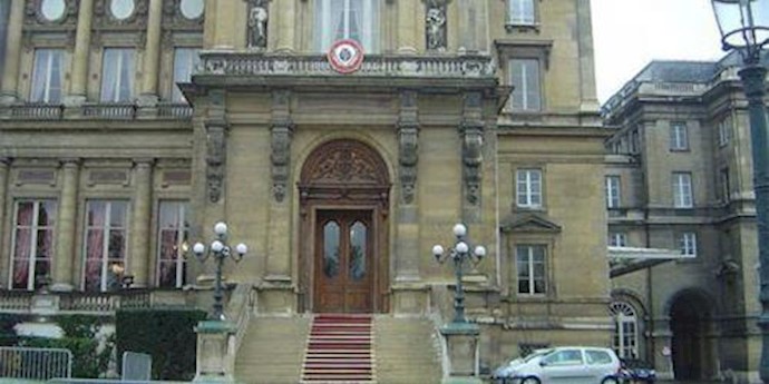 Paris summons Russia ambassador over ’false’ near-collision claim