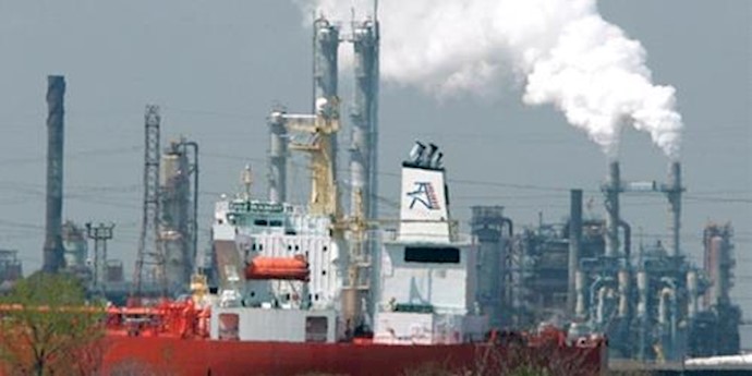 Oil drops on U.S. stockpile build, global glut