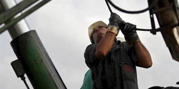Oil at three-week low on builds; gasoline draw offsets some loss