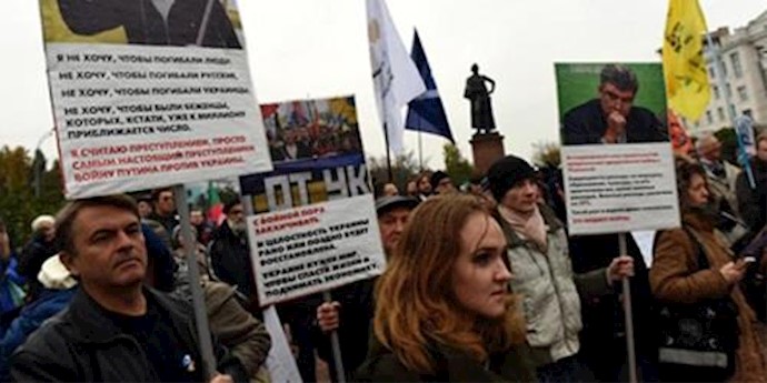 Russians march in Moscow to protest air strikes on Syria