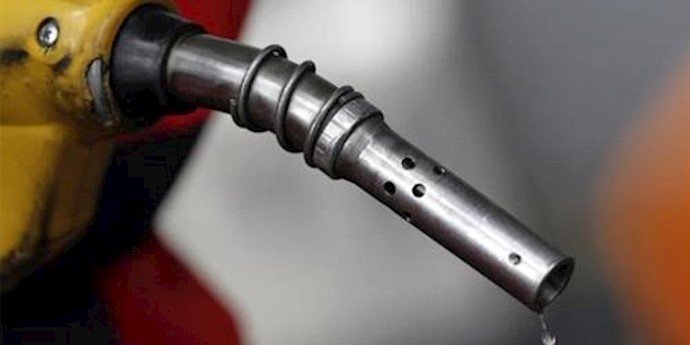 Oil prices move higher on weaker dollar, hold above three-week low