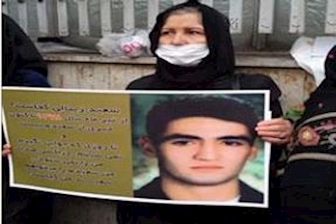 Iran: friends & relatives of political prisoners rally in Tehran