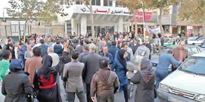 Iran: protesters attacked by state police