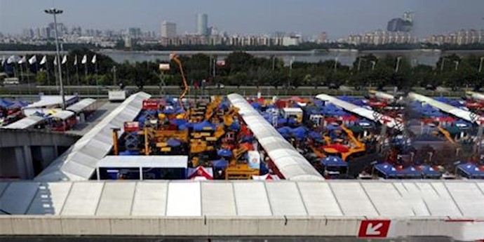 China October exports drop 6.9 percent, imports tank, posting record surplus