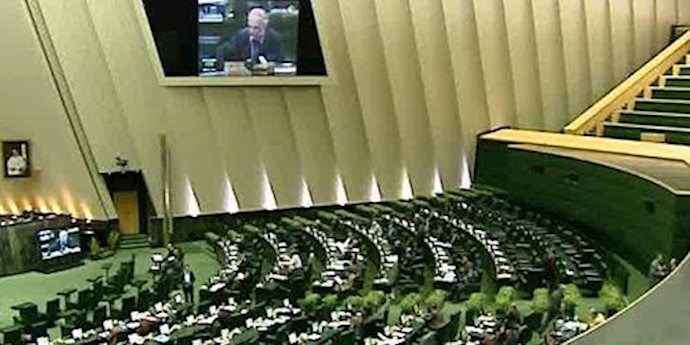 Iran: Uniform mandatory dress for women