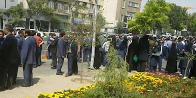 Rug factory workers on strike in central Iran