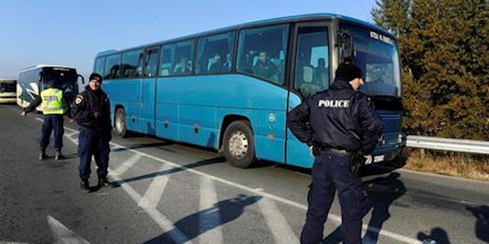 Greek police start to move migrants from Macedonia border