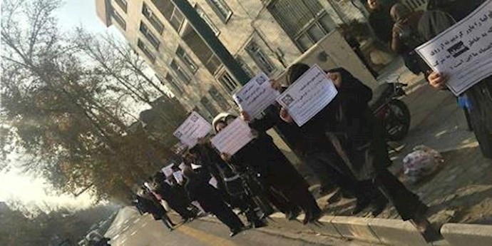 Protesters condemn corruption in Iran outside judiciary