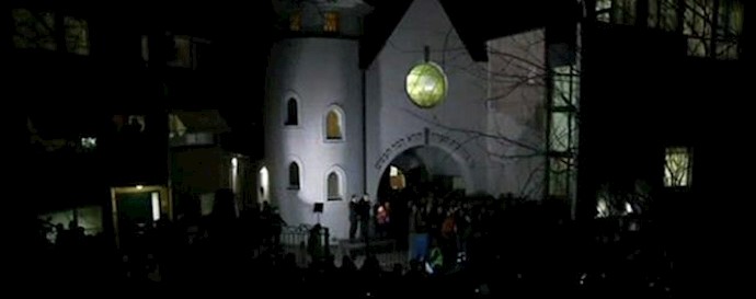 Norway: Moslems made a circle of Peace around a synagogue
