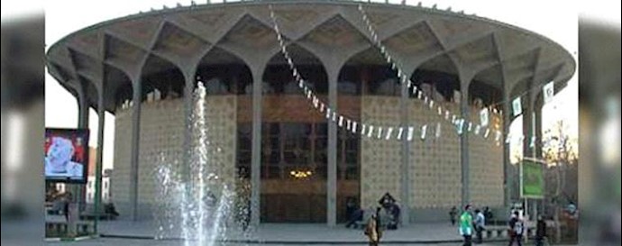 Tehran: Youth clash with regime’s agents in Daneshjoo Park